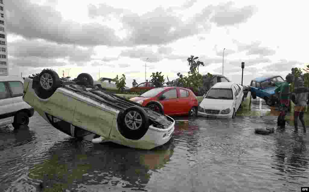 Fotografía de vehículos averiados por las inundaciones y los fuertes vientos hoy, martes 24 de enero de 2017, en La Habana (Cuba). 