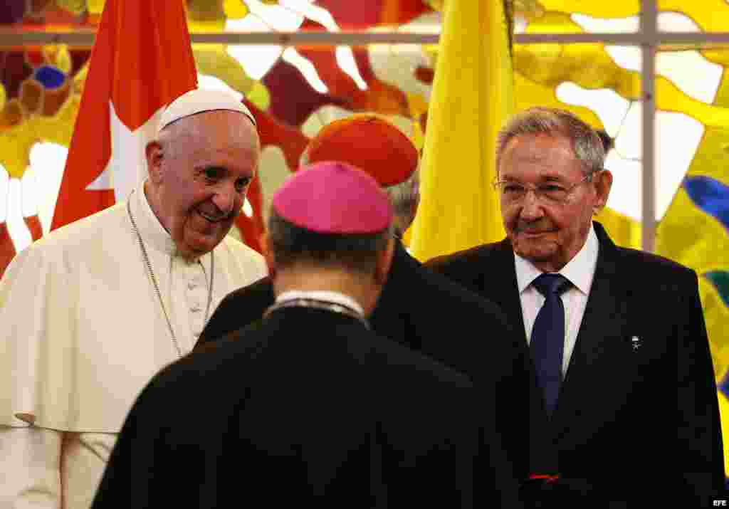 El Sumo Pontífice y Raúl Castro saludan al Cardenal Jaime Ortega.