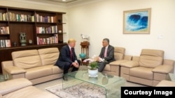 Donald Trump en encuentro privado con el premier Lee Hsien Loong.