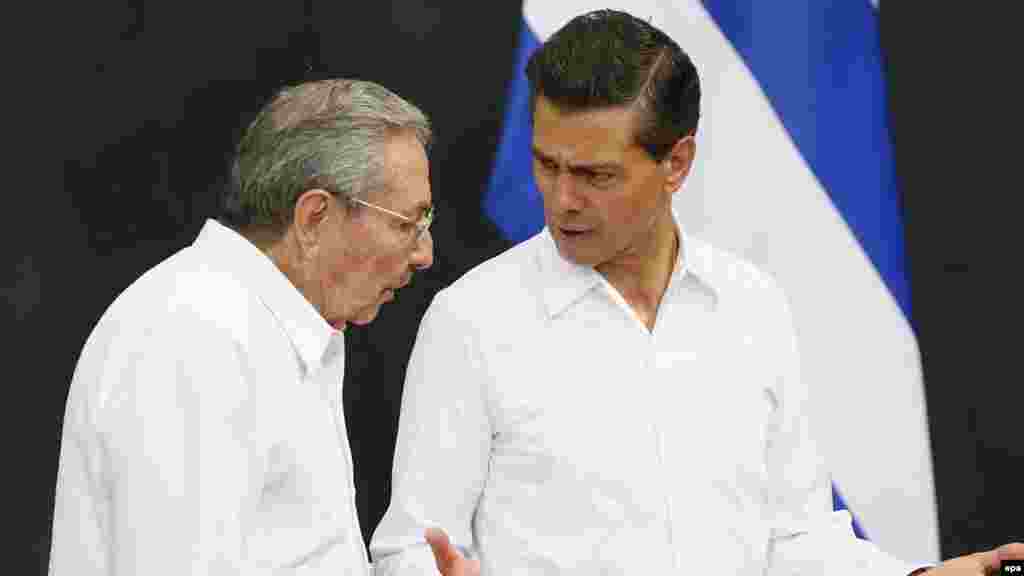 El presidente de México Enrique Peña Nieto conversa con el gobernante cubano Raúl Castro (d-i), durante la ceremonia protocolaria en Palacio de Gobierno del estado de Yucatán, Mérida.