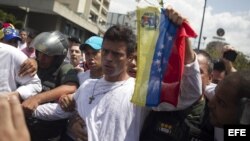 CAR101. CARACAS (VENEZUELA), 18/02/2014.- El dirigente opositor venezolano Leopoldo López (c) se entrega a miembros de la Guardia Nacional (GNB, policía militarizada) en Caracas (Venezuela).