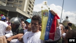 Foto de archivo. El dirigente opositor venezolano Leopoldo López (c) se entregaba a miembros de la Guardia Nacional, el 18 de febrero de 2014, en una plaza en Caracas (Venezuela). 