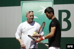 El tenista serbio Novak Djokovic conversa con su nuevo entrenador, Andre Agassi (i).