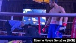Gianny García observa cómo el árbitro y el médico atienden a Bueney, tras propinarle espectacular KO.