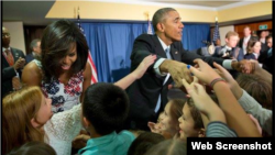 Obama saluda a hijos de diplomáticos en Cuba.