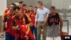 Pedro Rodríguez (adelante) y Xavi Hernández (2i) a su llegada junto a sus compañeros de la selección de España al aeropuerto internacional de Miami, Florida (EEUU).