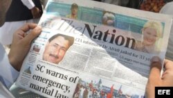 El periódico en el que se informa del arresto del doctor Shakeel Afridi en Peshawar, Pakistán