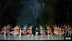 Foto de archivo. Bailarines danzan durante la representación de "El Lago de los Cisnes", del compositor Piotr Chaikovsky, en la 8ª edición del Festival Internacional Mariinsky en San Petersburgo, Rusia. 