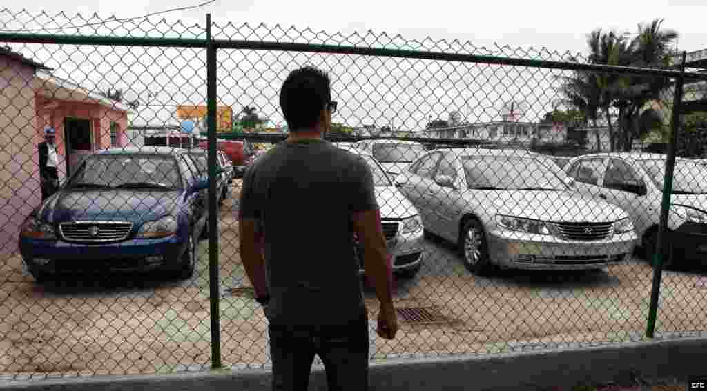 Cubanos observan autos en venta. 