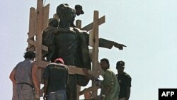 Un grupo trabaja en la instalación de un monumento a José Martí en La Habana.
