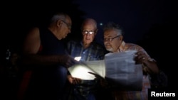 Cubanos leen proyecto de reforma constitucional.