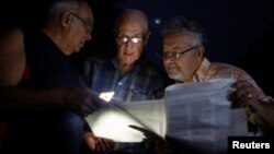 Cubanos leen proyecto de reforma constitucional.