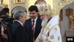El Patriarca Kiril con Raúl Castro.