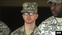 Fotografía fechada el 22 de diciembre de 2011 que muestra al soldado Bradley Manning (i) a su salida de un tribunal militar en Fort Mead, a 43 kilómetros al nordeste de Washington.