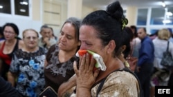 Familiares y amigos despiden al matrimonio pastoral María Salomé Sánchez y Manuel David Aguilar, fallecidos en el desastre aéreo.