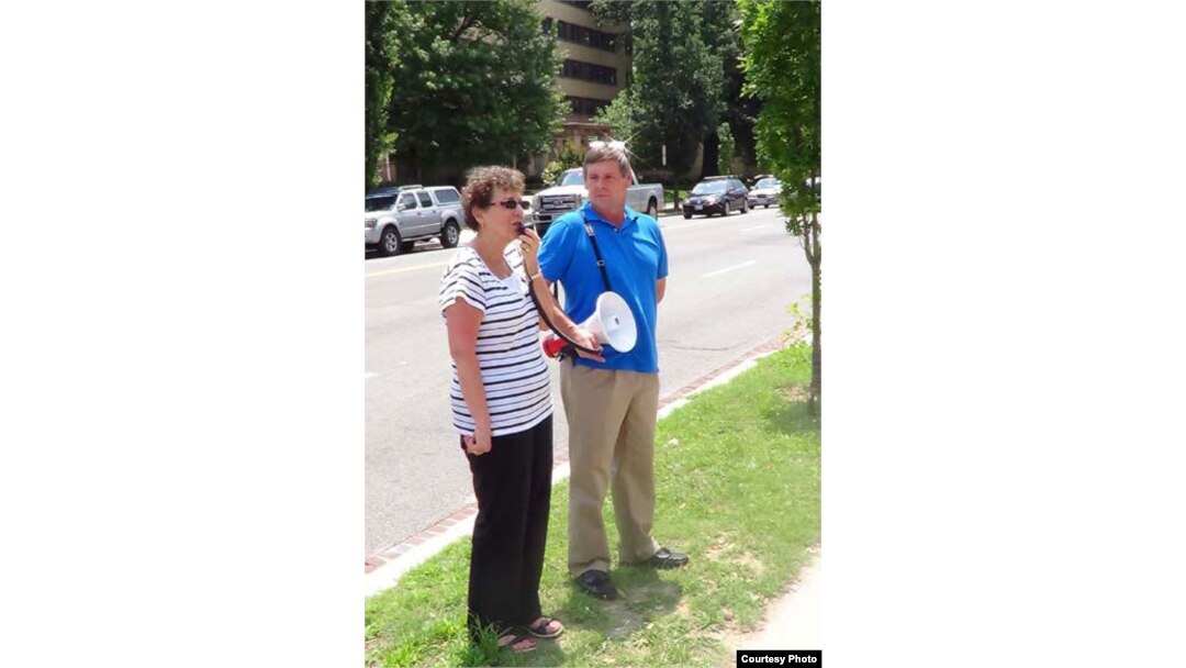 Bonnie Rubinstein, hermana de Gross, protesta ante la Sección de Intereses de Cuba en Washington.