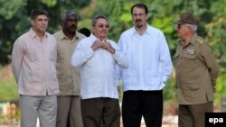 Raúl Castro con su hijo y su nieto.