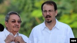 Raúl Castro y su hijo, Alejandro Castro.