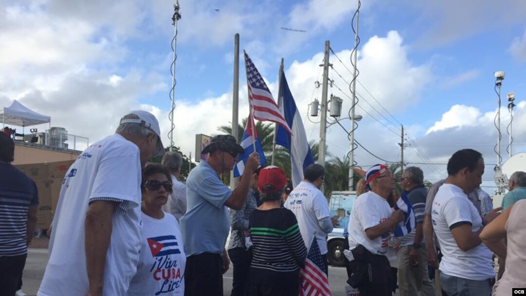 Cubanos desbordan la Calle 8 de la Pequeña Habana, en Miami, en una concentración por la libertad de Cuba.