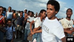 Jóvenes cubanos bailan durante un desfile. EFE