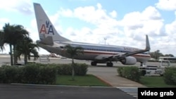 Un avión de American Airlines abandona la Terminal 2 del Aeropuerto Internacional José Martí de La Habana.