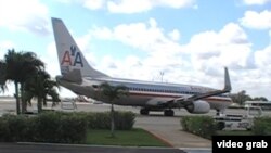 Un avión de American Airlines abandona la Terminal 2 del aeropuerto José Martí de La Habana.