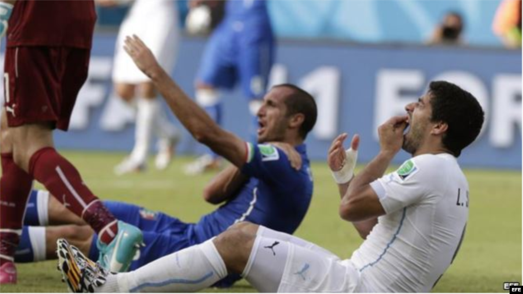 El mordisco de Suárez... El jugador italiano, Giorgio Chiellini (izquierda), muestra su hombro y reclama que fue mordido por el delantero uruguayo Luis Suárez (derecha), durante el partido de la ronda preliminar del grupo D de la Copa Mundial de la FIFA 2014 en el Estadio Arena das Dunas en Natal, Brasil, 24 de junio de 2014. &nbsp;