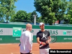 (i-e) El entrenador Andre Agassi y Novak Djokovic.