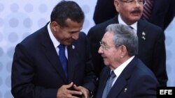 Ollanta Humala conversa con Raúl Castro durante la VII Cumbre de jefes de Estado y de Gobierno de las Américas.