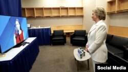 Hillary Clinton observa la presentación que hizo su hija Chelsea Clinton. Foto tomada de ‏@HillaryClinton. 