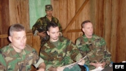 Foto Archivo. Los soldados estadounidenses Keith Stansell, Marc Gonsalves y Tom Howes (izda-dcha), fueron secuestrados por las FARC el 13 de febrero de 2003.