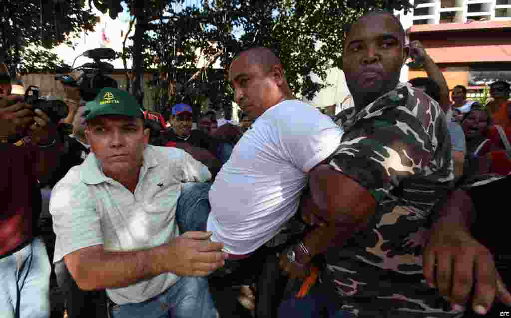 Las disidentes cubanas "Damas de Blanco" sufrieron un duro hostigamiento por parte de seguidores del Gobierno de la isla cuando intentaban congregarse en un concurrido punto de La Habana para iniciar una caminata por el "Día Internacional de los Derechos 