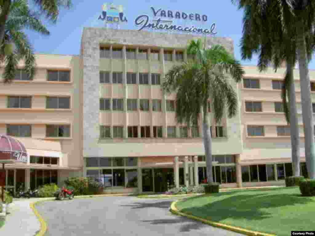 Un punto de especial atención es Varadero, a unos 150 kilómetros al este de la capital y sitio emblemático del turismo cubano, adonde se detectaron unas 900 instalaciones que contribuyen a la erosión, la mayoría construidas en los años 50 y en los 90 como el Hotel Internacional de Varadero.