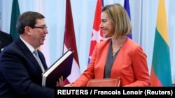 Bruno Rodríguez, saluda a la entonces jefa de política exterior de la UE, Federica Mogherini, luego de firmar el Acuerdo de Diálogo Político y Cooperación UE-Cuba en Bruselas, el 12 de diciembre de 2016. REUTERS/Francois Lenoir