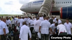 Médicos cubanos regresan de Africa