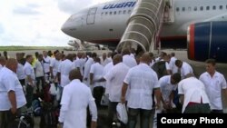 Médicos cubanos regresan de África.