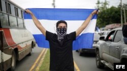 Caravana de autos parte hacia Masaya, Nicaragua, asediada por parapolicías.