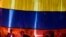 La silueta de tres activistas en una bandera de Venezuela.