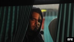 Cubanos en tránsito hacia Estados Unidos viajan en un autobús este13 de enero de 2016, en el paso por la frontera La Hachadura, entre Guatemala y El Salvador
