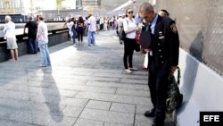 William Maher, un bombero voluntario, llora frente al monumento a las víctimas del 11-S en el World Trade Center de Nueva York, Estados Unidos. 