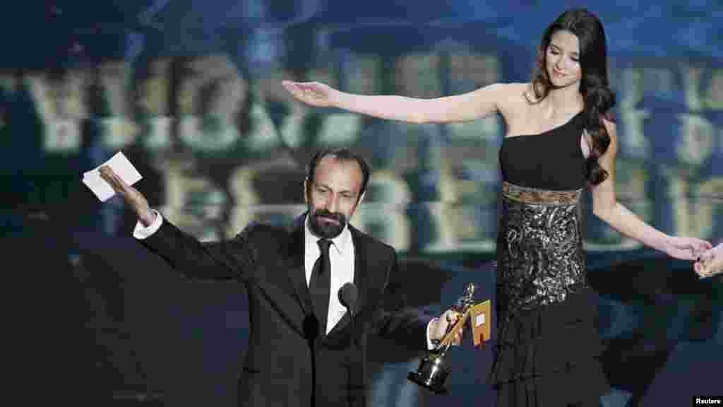 Estados Unidos - Asghar Farhadi, director del filme irani &quot;A Separation&quot; recibe la estatuilla por el Mejor filme extranjero en el aniversario 84 del Oscar la noche del 26 de febrero en Los Angeles, California 