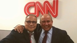 El Dr. Soto a punto de aparecer en 2018 en el programa que el periodista Camilo Egaña conduce en CNN en español