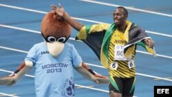 Usain Bolt de Jamaica celebra el triunfo en la final de 100 metros en Moscú. 
