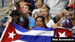 Aficionados de Cuba celebran la victoria de su equipo femenino de baloncesto ante Argentina tras un partido preliminar el jueves 16 de julio.