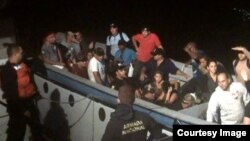 Polizontes cubanos detenidos por la Armada de Colombia. Foto: Archivo.