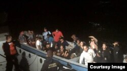 Polizontes cubanos detenidos por la Armada de Colombia. Archivo.