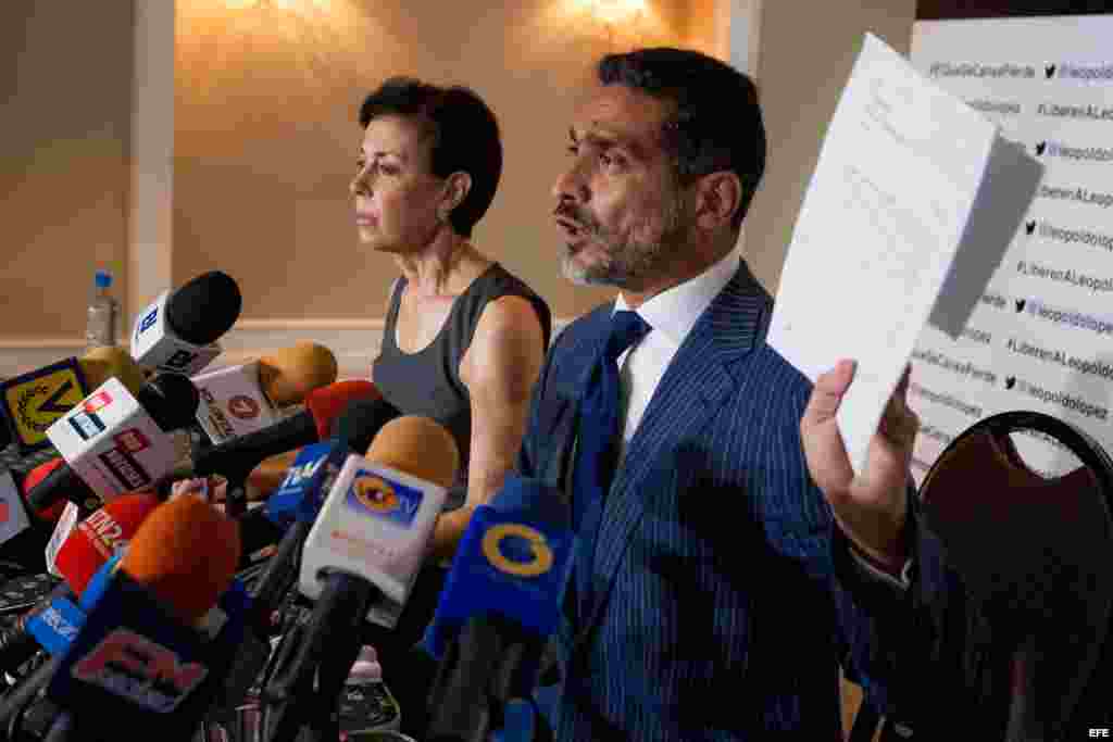 Antonieta Mendoza (i), madre del líder opositor Leopoldo López, el abogado defensor Juan Carlos Gutiérrez (d) ofrecen una rueda de prensa. EFE