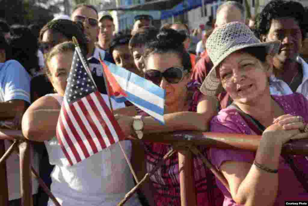 Cubanos expectantes a la ceremonia de la embajada de EEUU en La Habana.