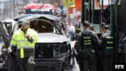 Policías inspeccionan los vehículos afectados por la explosión de una bomba que causó la muerte a tres personas y por lo menos heridas a otras diecinueve hoy, martes 15 de mayo de 2012, en Bogotá (Colombia).