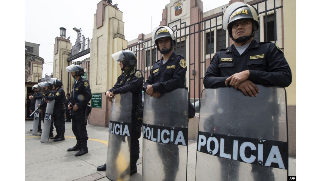 Policías peruanos montan guardia frente a una instalación policial en Lima donde Keiko Fujimori permanece bajo arresto.